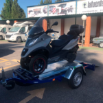 Remolque especial para el transporte de motocicletas de tres ruedas